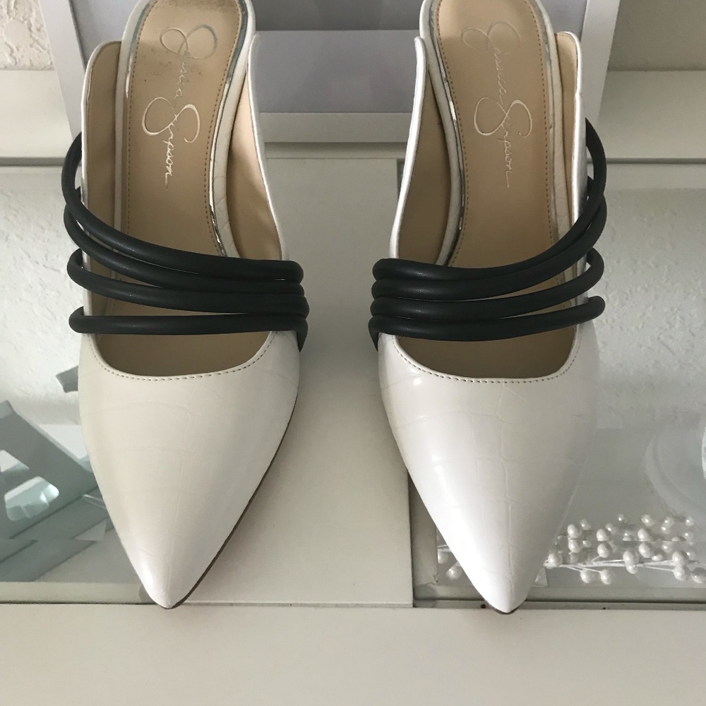Jessica Simpson JP-Hadriena size 11M White/Black